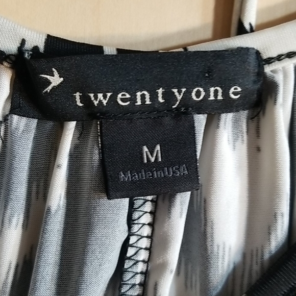 Forever21 Black & White Flutter Blouse - Picture 4 of 4